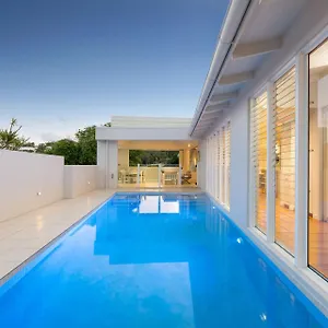 https://iconic-noosa-beach-house-in-mcanally-drive-sunshine-beach.queenslandhotels.net